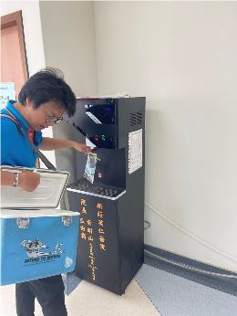 廠商採取飲水機水質進行水質檢測-1